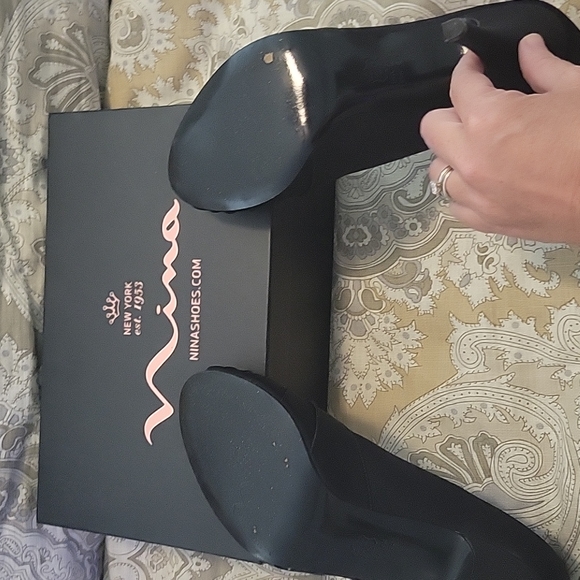 Beautiful Nina black peep toe heels - Picture 3 of 7